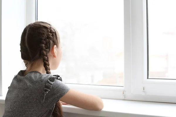 Einsames Kleines Mädchen Der Nähe Von Fenstern Drinnen Autismus Bei — Stockfoto