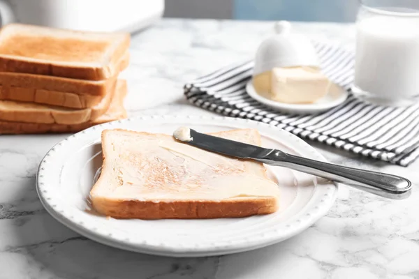 Płyta z toasted chleb i masło na stole — Zdjęcie stockowe