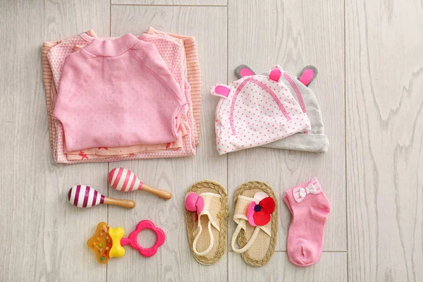 Composición plana con ropa de moda para niños sobre fondo de madera —  Fotos de Stock