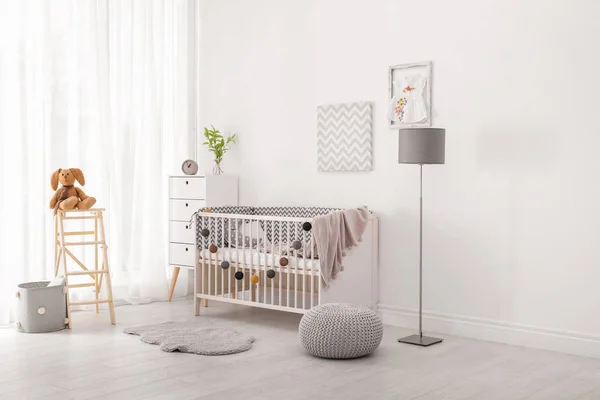 Babykamer interieur met comfortabele wieg — Stockfoto
