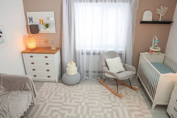 舒适的婴儿房室内配有婴儿床和摇椅 — 图库照片