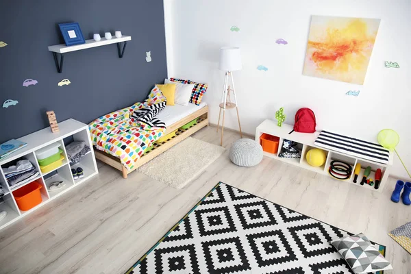 Moderno interno della camera con comodo letto per bambino — Foto Stock