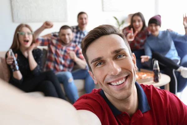 Glada vänner tar selfie inomhus — Stockfoto