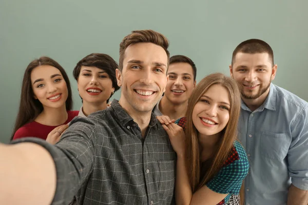 Amigos felizes tomando selfie no fundo de cor — Fotografia de Stock