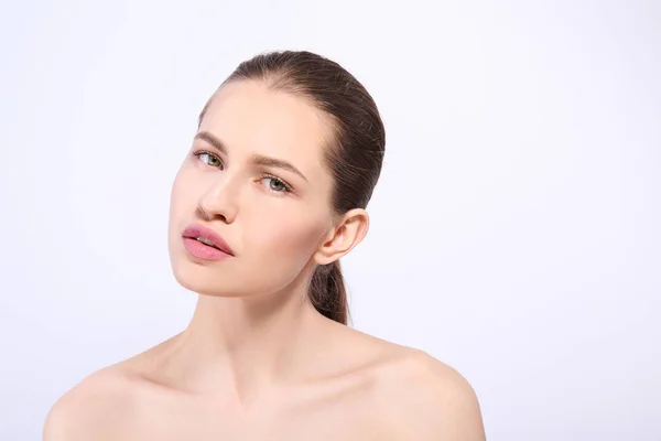 Mulher bonita com sobrancelhas perfeitas no fundo claro — Fotografia de Stock