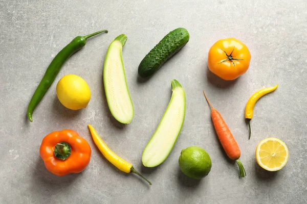 Composición plana con verduras y frutas frescas sobre fondo gris — Foto de Stock