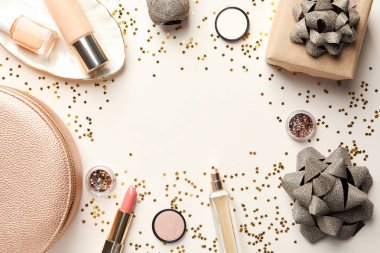 Renk arka plan üzerinde Dekoratif kozmetik ile düz yatıyordu kompozisyon