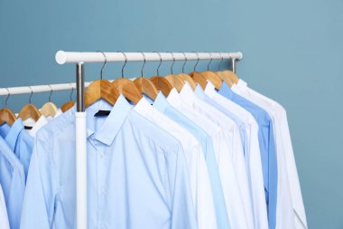 Renk arka plan üzerinde Kuru Temizleme sonra temiz giysiler ile rafları