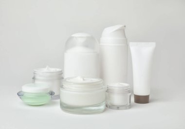 Açık renkli kozmetik ürünleri ile kompozisyon