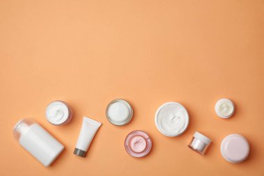 Renk arka plan üzerinde kozmetik ürünleri ile düz yatıyordu kompozisyon