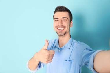 Yakışıklı delikanlı selfie renk arka plan karşı alarak