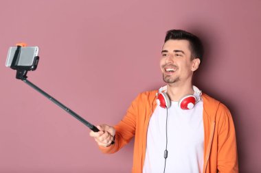Yakışıklı adam selfie renk arka plan karşı alarak