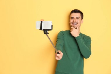 Yakışıklı delikanlı selfie renk arka plan karşı alarak