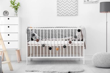 Rahat karyolası olan bir bebek odası.