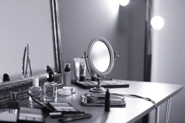 Verschiedene Make-up-Produkte auf dem Schminktisch, Schwarz-Weiß-Effekt — Stockfoto