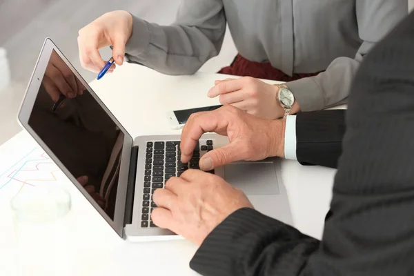 Hombre maduro con mujer discutiendo ideas en la mesa en la oficina. Concepto de servicio de consultoría — Foto de Stock