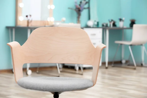 Cómoda silla en la sala de maquillaje — Foto de Stock