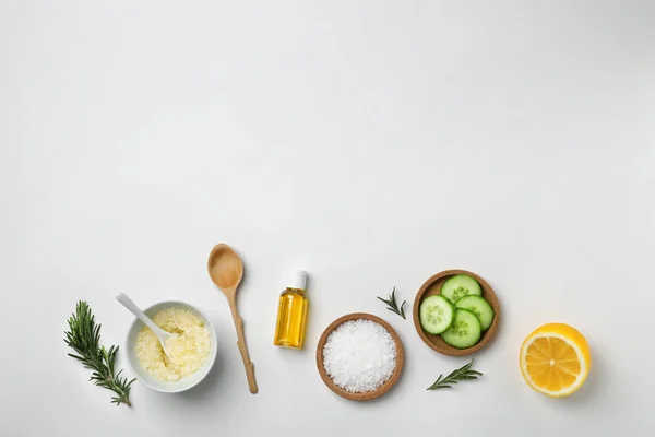 Ingredientes frescos para el remedio eficaz casero del acné en fondo blanco — Foto de Stock