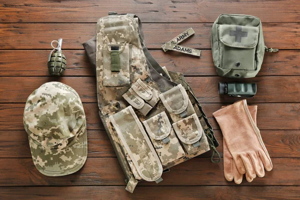 나무 배경, 편평한 위치에 군사 옷의 집합 — 스톡 사진