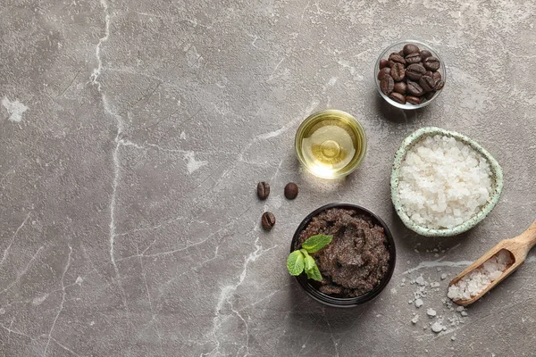 Jar met handgemaakte natuurlijke body scrub en ingrediënten op een grijze achtergrond — Stockfoto