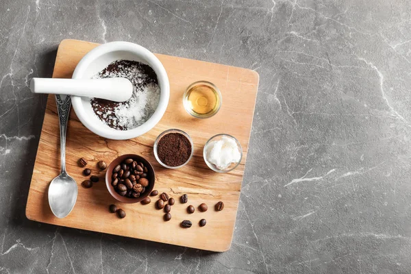 Ingredienser för kaffe skrubba på träskiva — Stockfoto