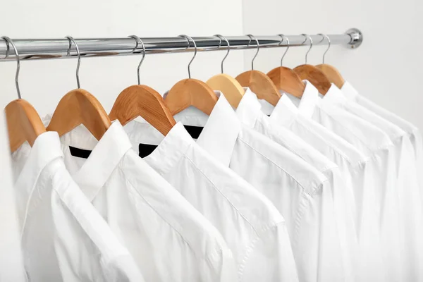 Rack tiszta ruha után a fogasok vegytisztító — Stock Fotó