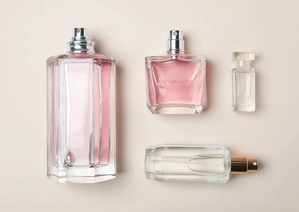 Flessen van parfum op lichte achtergrond, bovenaanzicht — Stockfoto