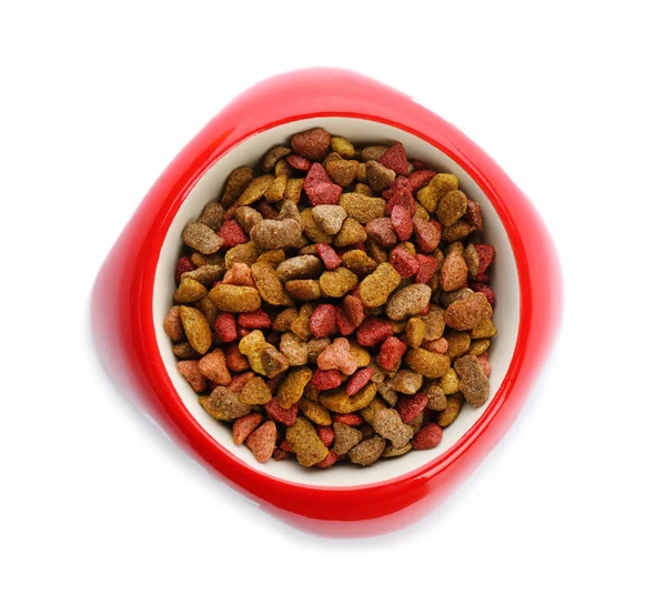 Ciotola rossa con cibo per gatti su sfondo bianco, vista dall'alto. Cura degli animali — Foto Stock