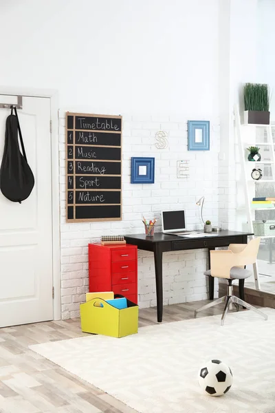 Современный интерьер детской комнаты с письменным столом и ноутбуком — стоковое фото