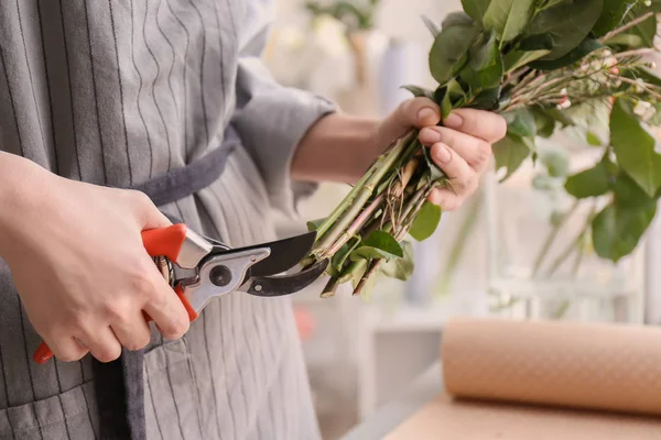 Tallos de poda de florista femenina en el lugar de trabajo, primer plano — Foto de Stock