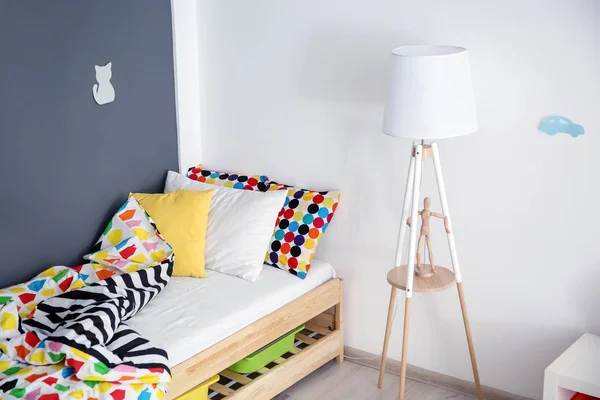 Moderno interior de la habitación con cama cómoda para niños — Foto de Stock