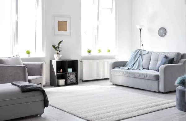 Moderno salón interior con elegante sofá y alfombra —  Fotos de Stock