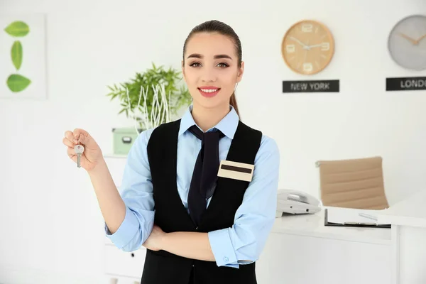 Női recepciós munkahelyen Hotel portré — Stock Fotó