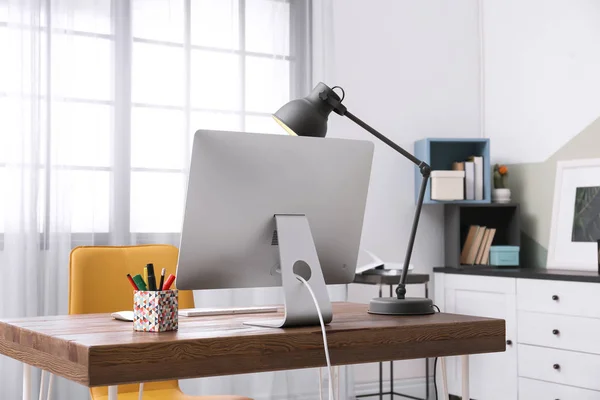 가정 사무실에 있는 책상 위에 컴퓨터를 놓고 편안 한 직장에서 — 스톡 사진
