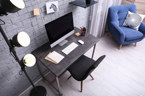 Local de trabalho confortável com computador na mesa no escritório em casa — Fotografia de Stock