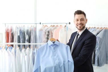 Genç işadamı holding askı kuru-cleaner's gömleğe ile