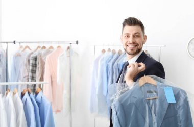 Genç işadamı holding askı kuru-cleaner's, plastik torba ceket ile