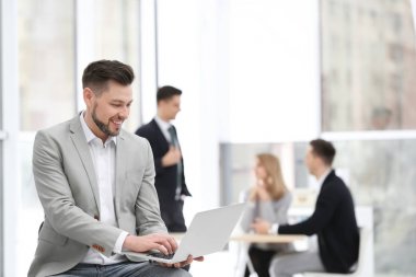 ofis içinde laptop ile yakışıklı genç işadamı portresi