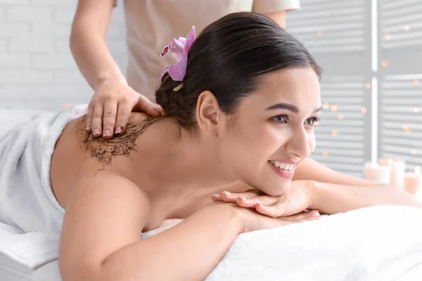 Jeune femme ayant une procédure de nettoyage du corps dans un salon de spa — Photo