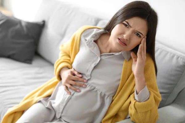 自宅で頭痛に苦しんでいる若い妊婦 — ストック写真