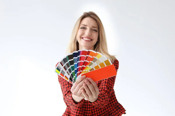 Молода жінка з кольоровою палітрою на білому тлі — стокове фото