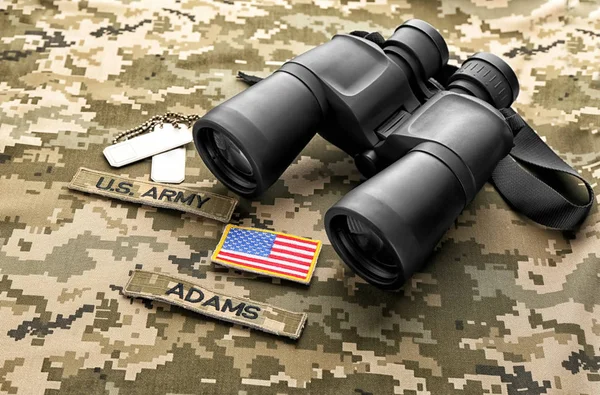 Identificación militar, parches y binoculares sobre fondo de camuflaje — Foto de Stock