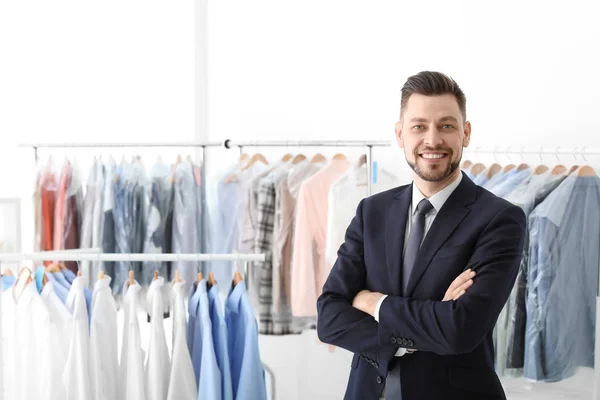 Retrato de un joven empresario en la tintorería — Foto de Stock