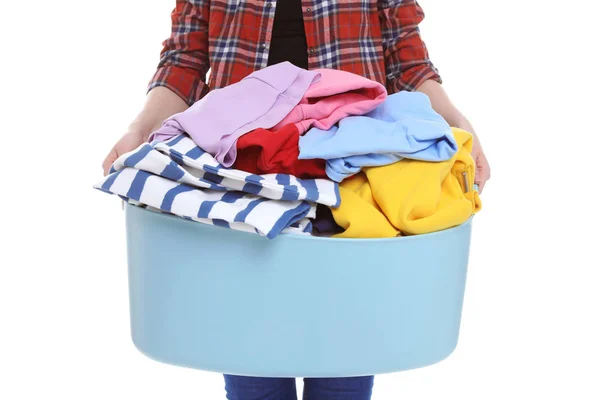 Mulher segurando cesta de lavanderia com roupas sujas no fundo branco — Fotografia de Stock