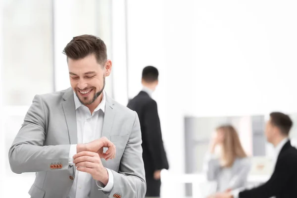 Portret van een knappe jonge zakenman in functie — Stockfoto