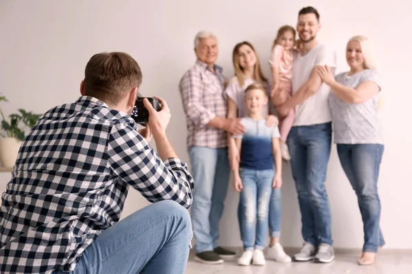 Profesyonel fotoğrafçı alarak fotoğraf ailesinin Studio — Stok fotoğraf