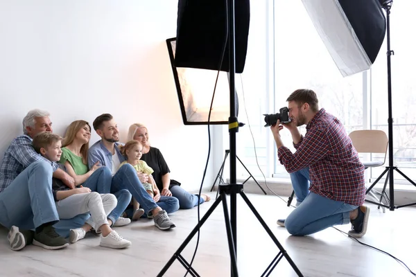 Професійний фотограф фотографує сім'ю в студії — стокове фото