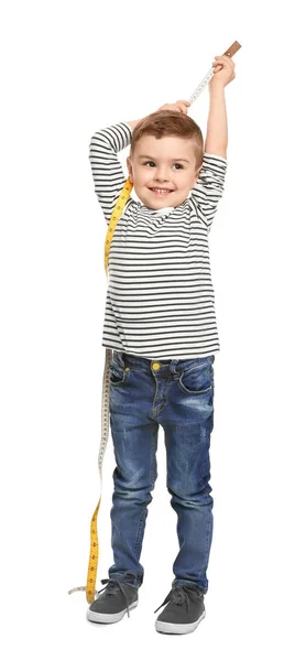 Niño midiendo su altura sobre fondo blanco — Foto de Stock