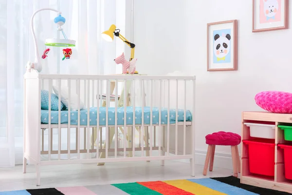 Buntes Babyzimmer-Interieur mit komfortablem Kinderbett — Stockfoto