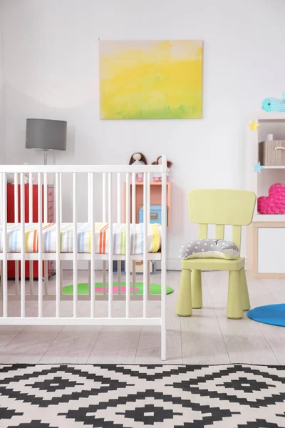 Rahat karyolası olan bir bebek odası. — Stok fotoğraf